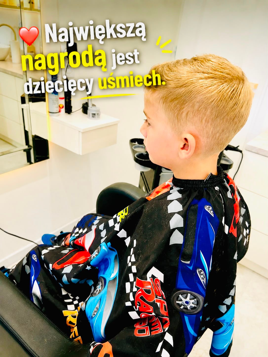 Krótka dziecięca fryzura w jasnym odcieniu blondu.
