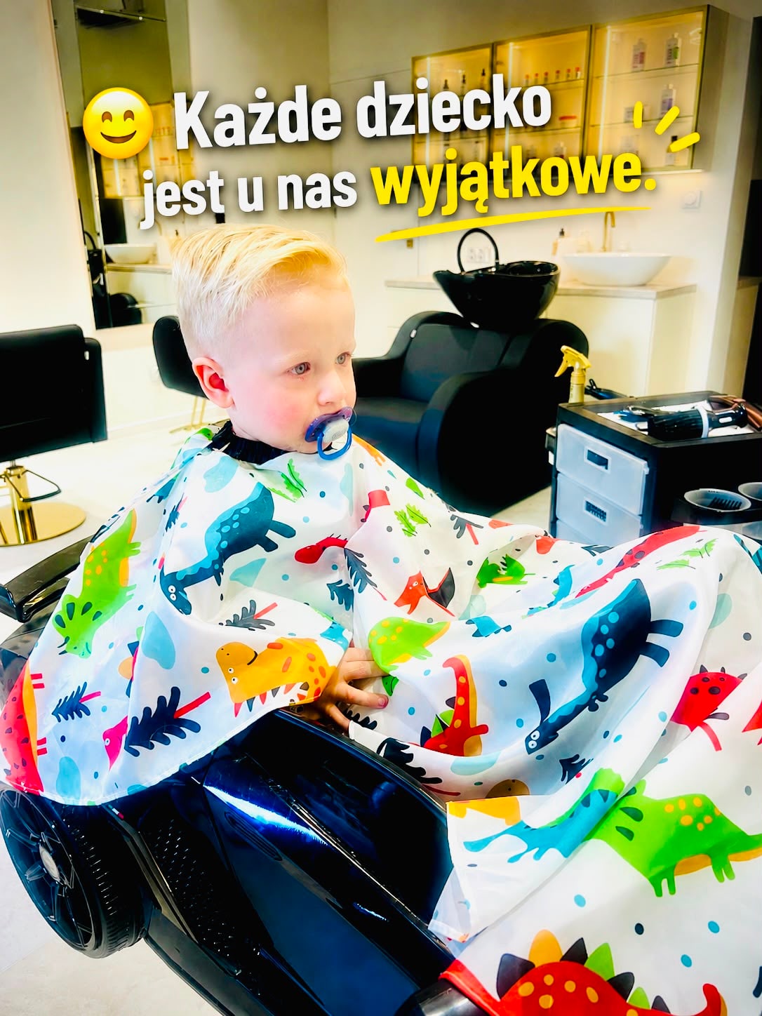 Mały chłopiec podczas strzyżenia w dziecięcym fotelu samochodowym.