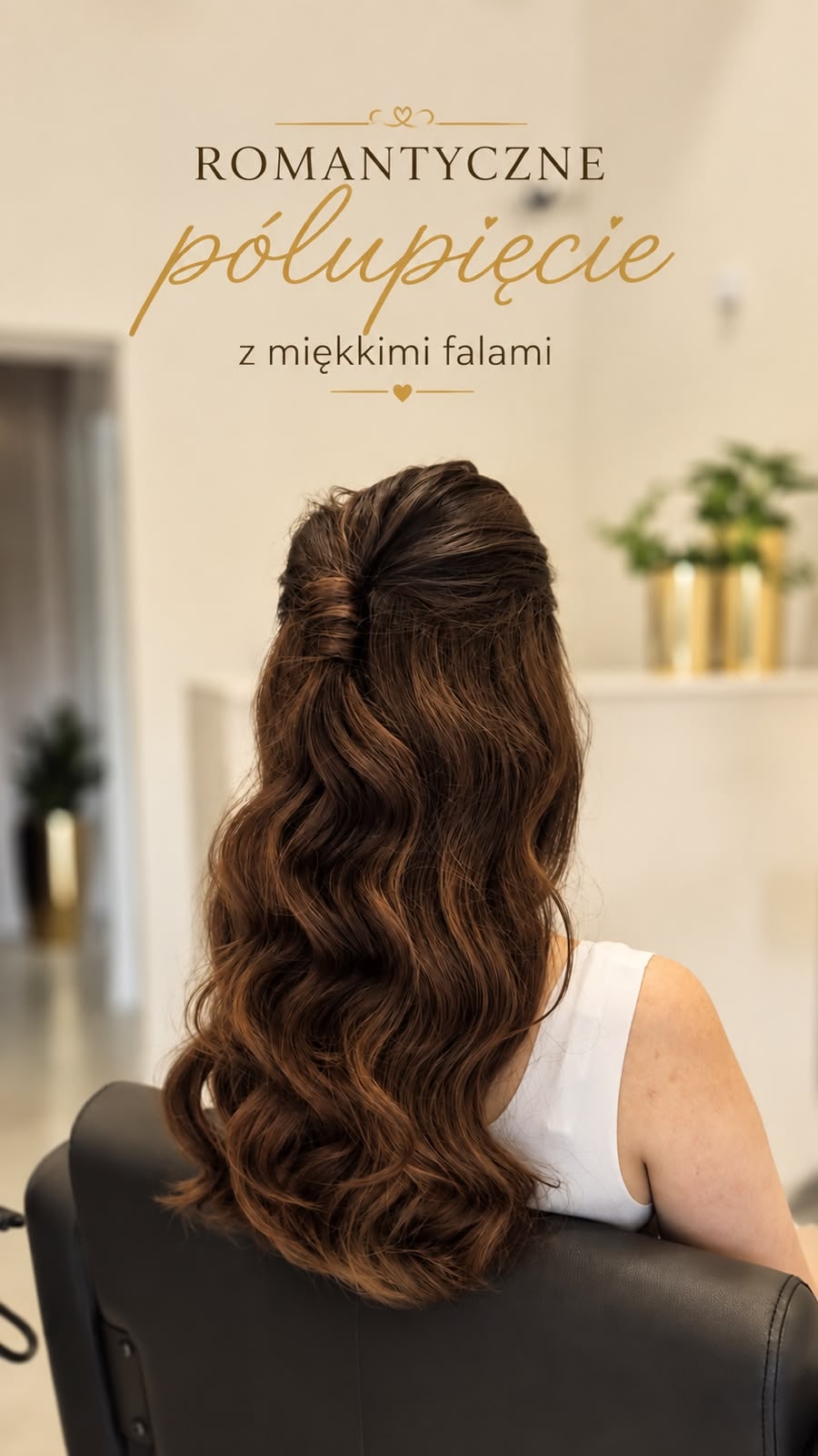 Romantyczne półupięcie długich brązowych włosów z miękkimi falami.